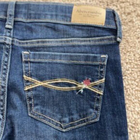 Abercrombie Kids Girls 11/12 Low-Rise Bootcut Jeans - Picture 2 of 10